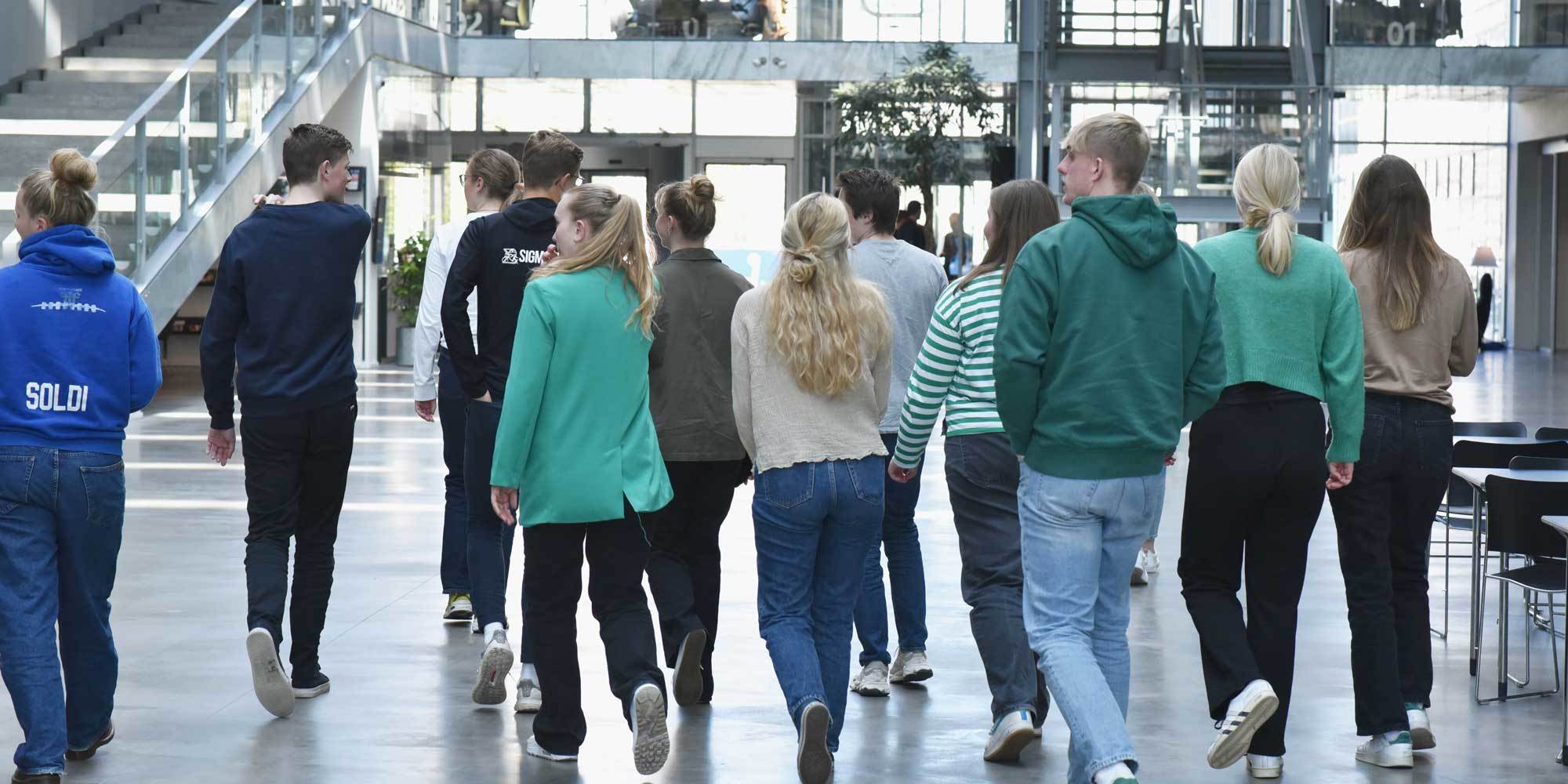 Gymnasieklasse i atrium